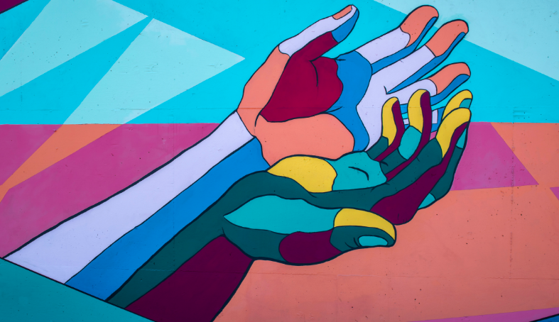 imagen de manos unidas de colores